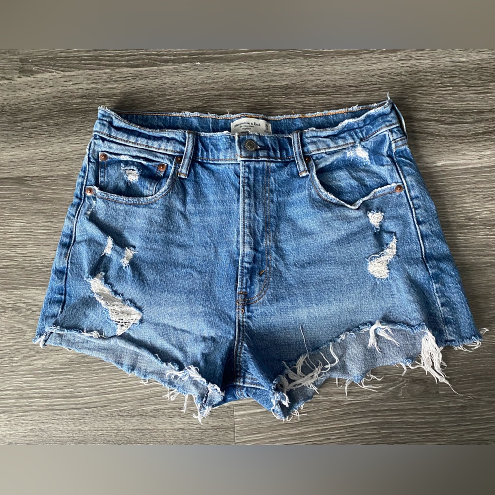 Abercrombie distressed shorts in a 30